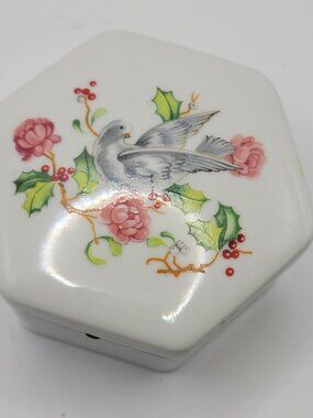 Vintage 1983 Avon "Holiday Greetings" Porcelain Trinket Box
